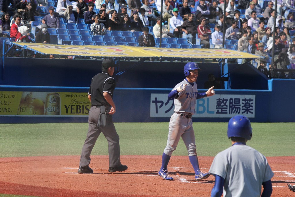 初回に楠田選手の適時打でホームインする山田大成選手（文Ⅲ・2年）（撮影・古川夏輝）