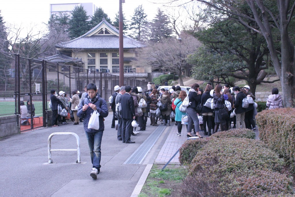 震災の当日、近所の会社員らが避難袋を背負い本郷キャンパスに避難していた