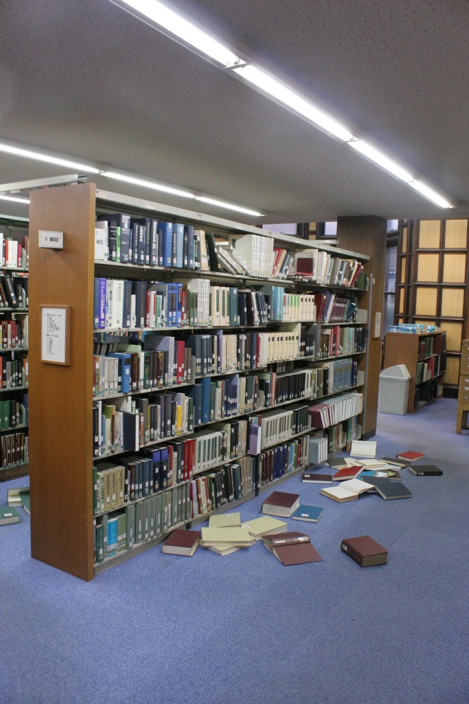総合図書館の約２万冊の蔵書が散乱した
