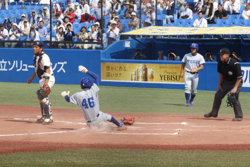 六回表、桐生選手がホームインし同点とする（撮影・関根隆朗）