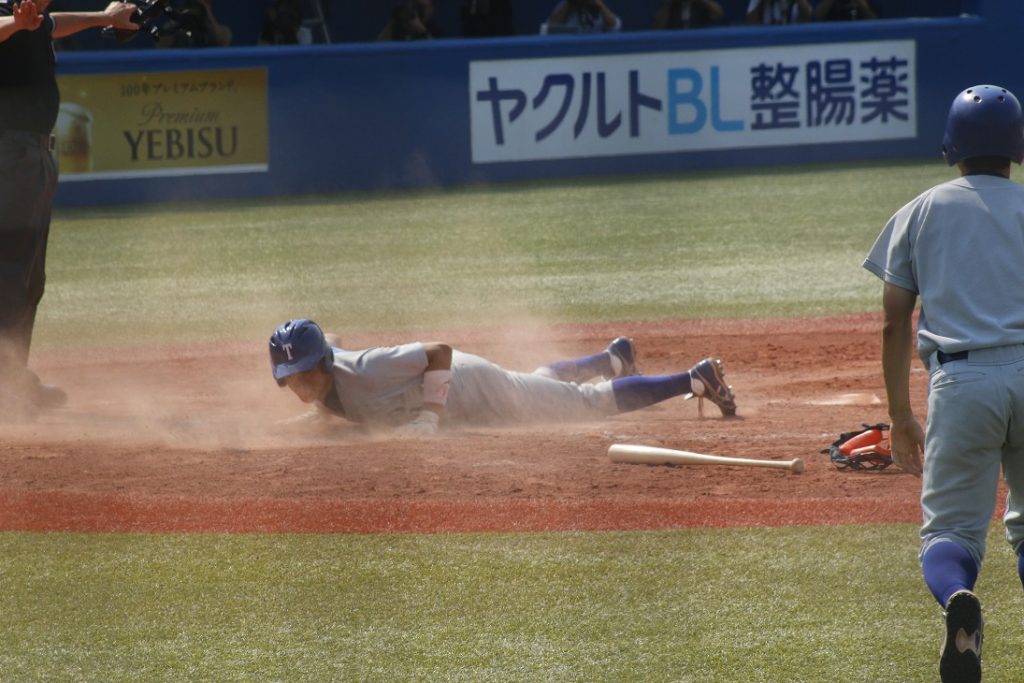 三回裏、主将の山本克志選手（工・4年）がホームインし一時同点とする