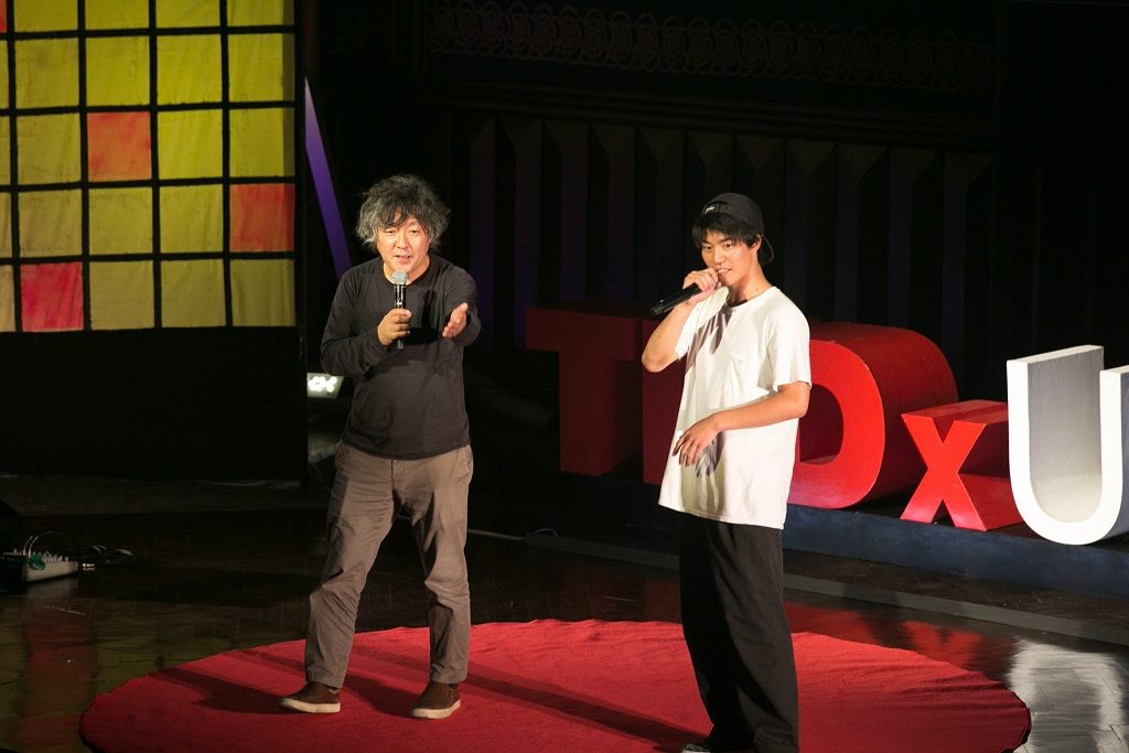 講演後、会場と交流する茂木健一郎氏（左）と現役東大生yossi 2 the futureさん（写真はTEDxUTokyo実行委員会提供）