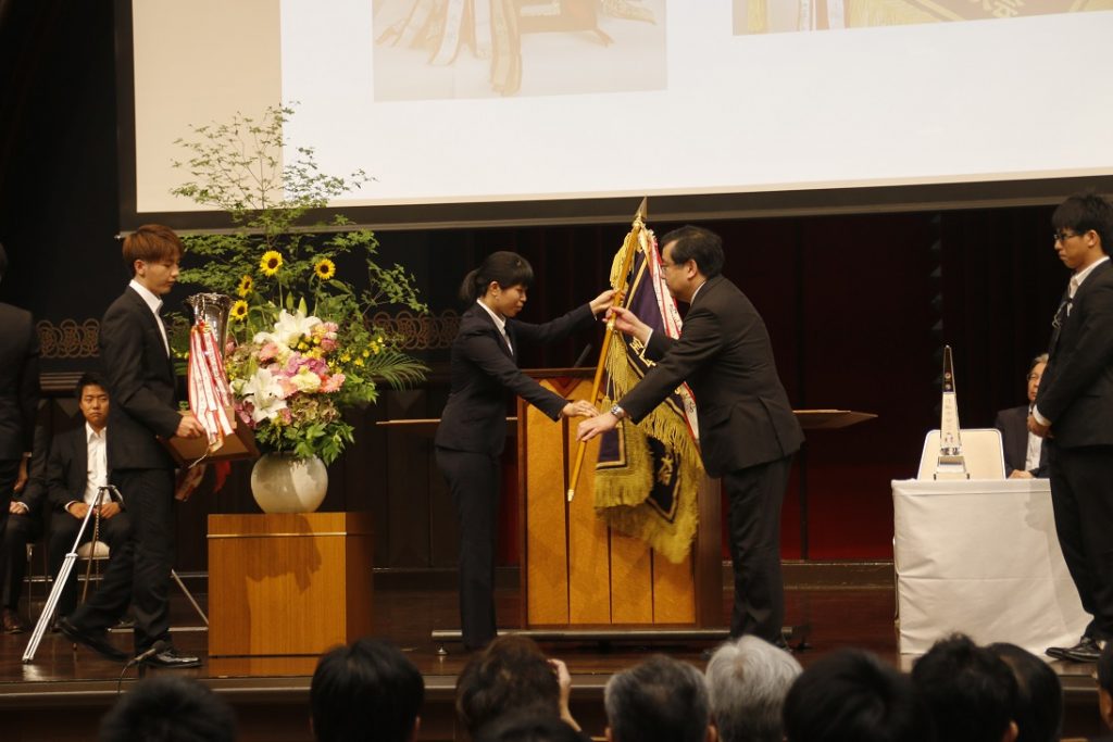 前回優勝の東北大の学生が五神総長に優勝旗を返還＝2日、安田講堂で（撮影・竹内暉英）