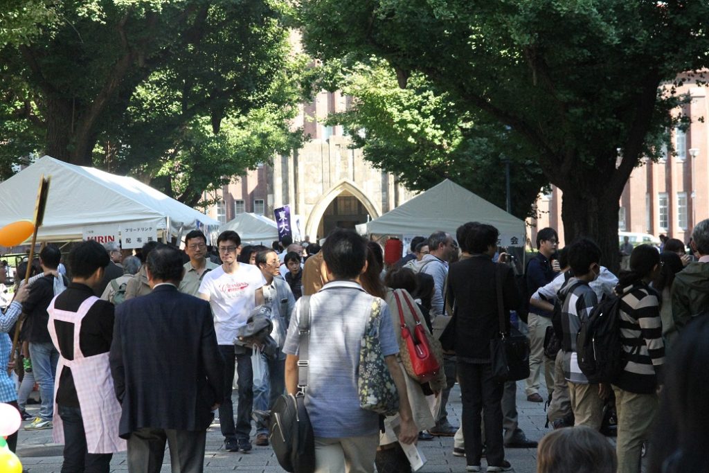 来場者でにぎわう銀杏並木＝15日、本郷キャンパスで（撮影・関根隆朗）