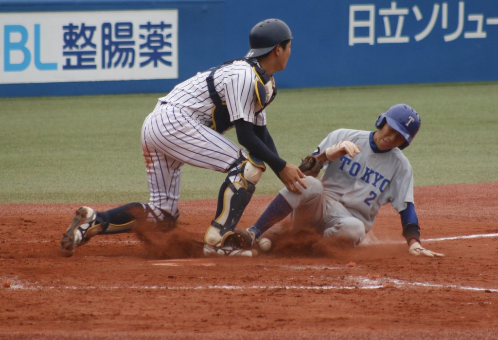 四回裏、竹中選手の適時打で喜入選手がホームに帰り1点差に迫る（撮影・佐方奏夜子）