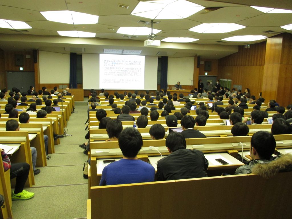 多くの学生・教職員が参加し、佐々木教授の 話に耳を傾けた（写真は工学部学務課提供）