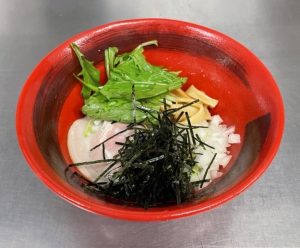 油そば（550円） （画像は生協食堂提供、 価格は税込み、3月時点の生協組合員価格）