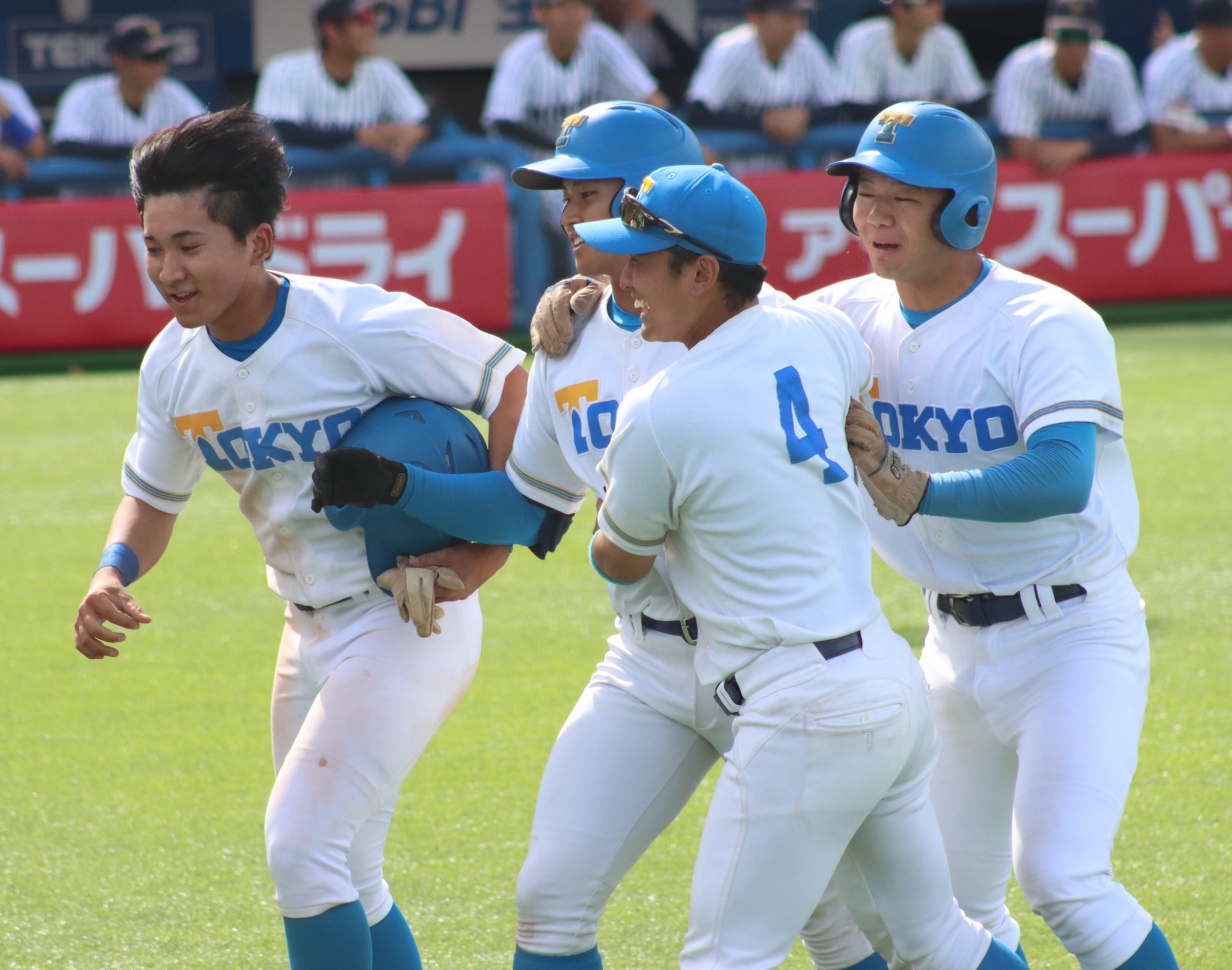 山口（中央奥）を迎える東大ベンチ