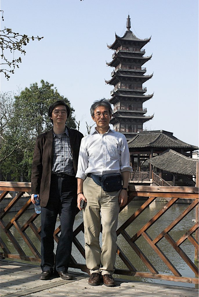 大橋教授（当時、右）と2007年5月、中国の烏鎮で（写真は陳教授提供）
