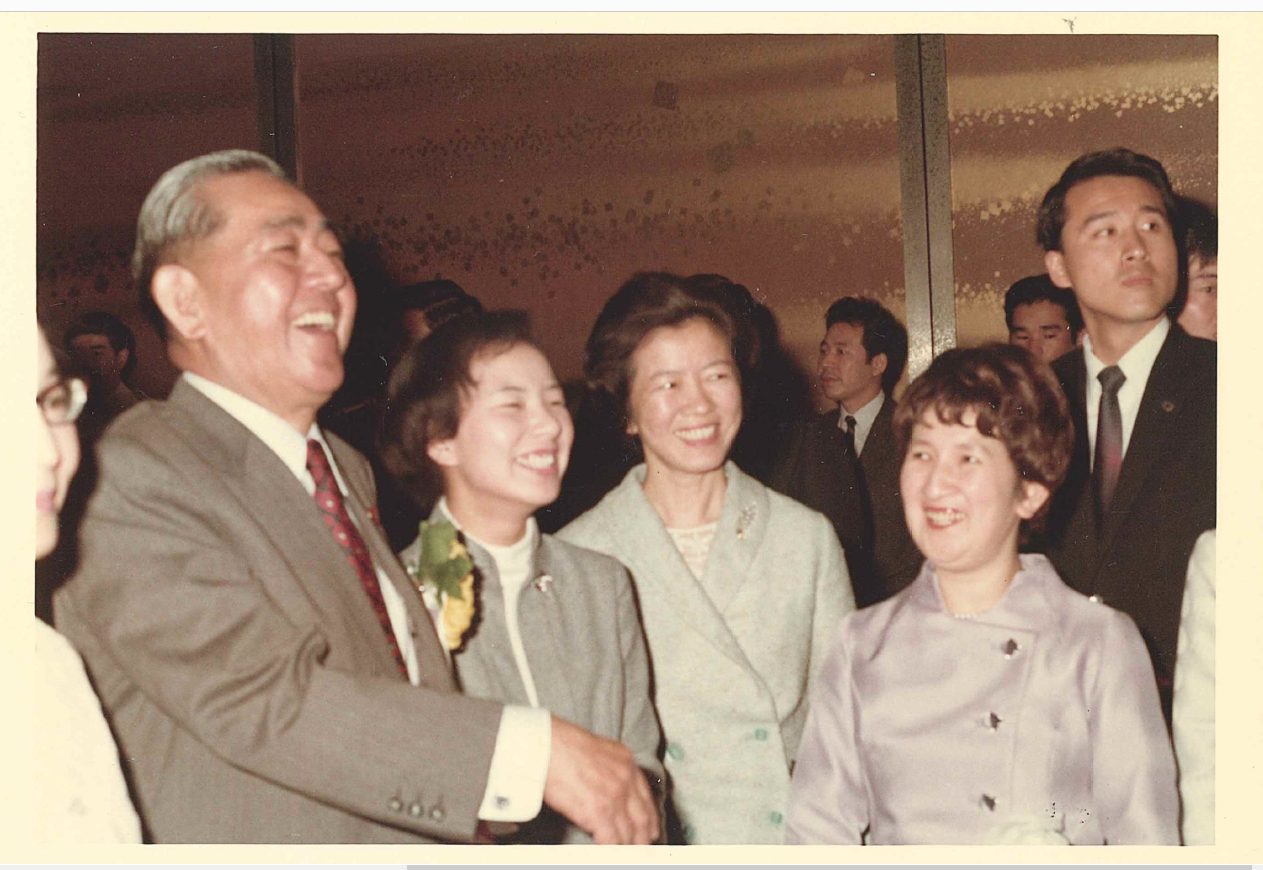 労働省婦人少年局婦人課勤務時代の赤松さん（右）。佐藤栄作元首相（左）と（写真は赤松さん提供）