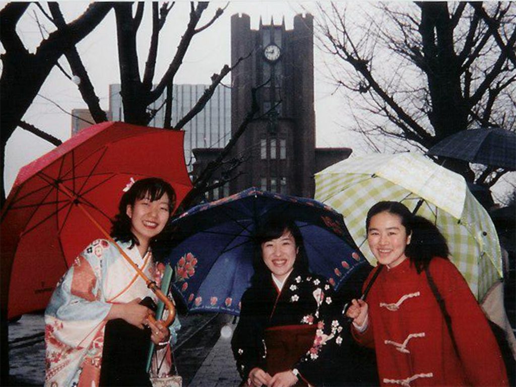 1997年3月、学部卒業式の内田特任准教授（中央）（画像は内田特任准教授提供）