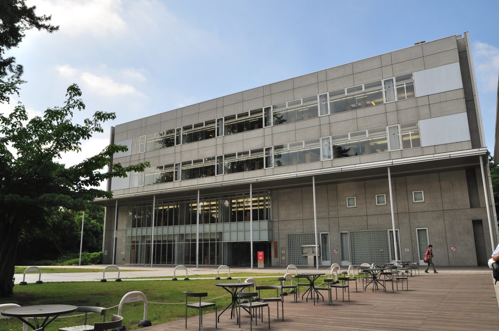 駒場図書館（写真は駒場図書館提供）