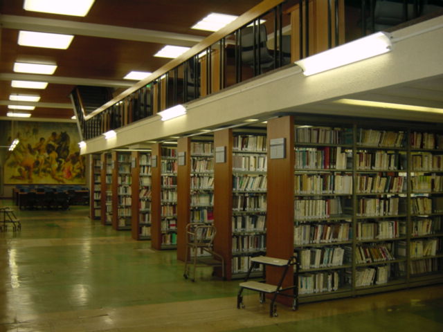 教養学部図書館の書架（写真は駒場図書館提供）