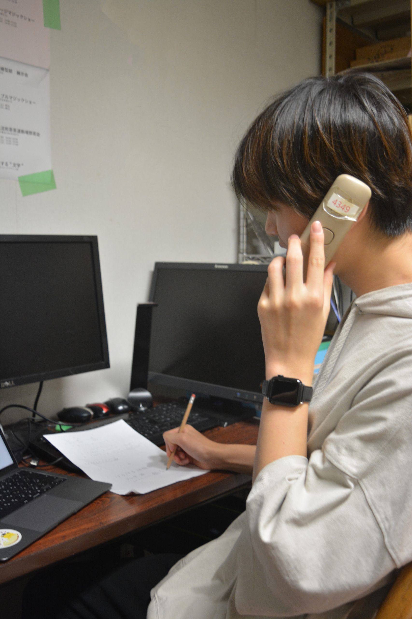 電話で交渉する様子（写真は駒場祭委員会提供）