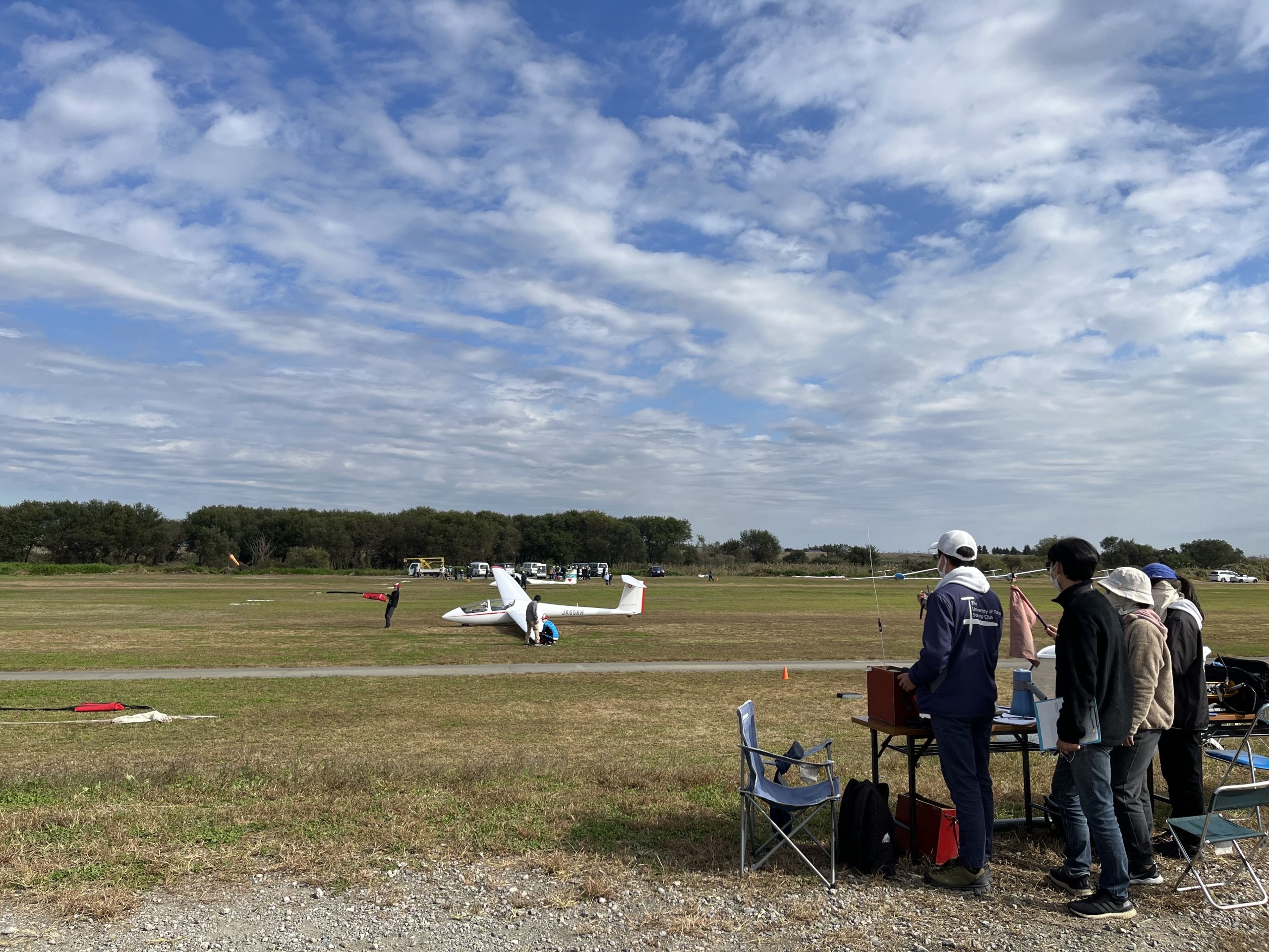 毎月開催される合宿で互いのフライトをサポートする部員たち（写真は東大航空部、堀内元貴さん（法・３年）提供）