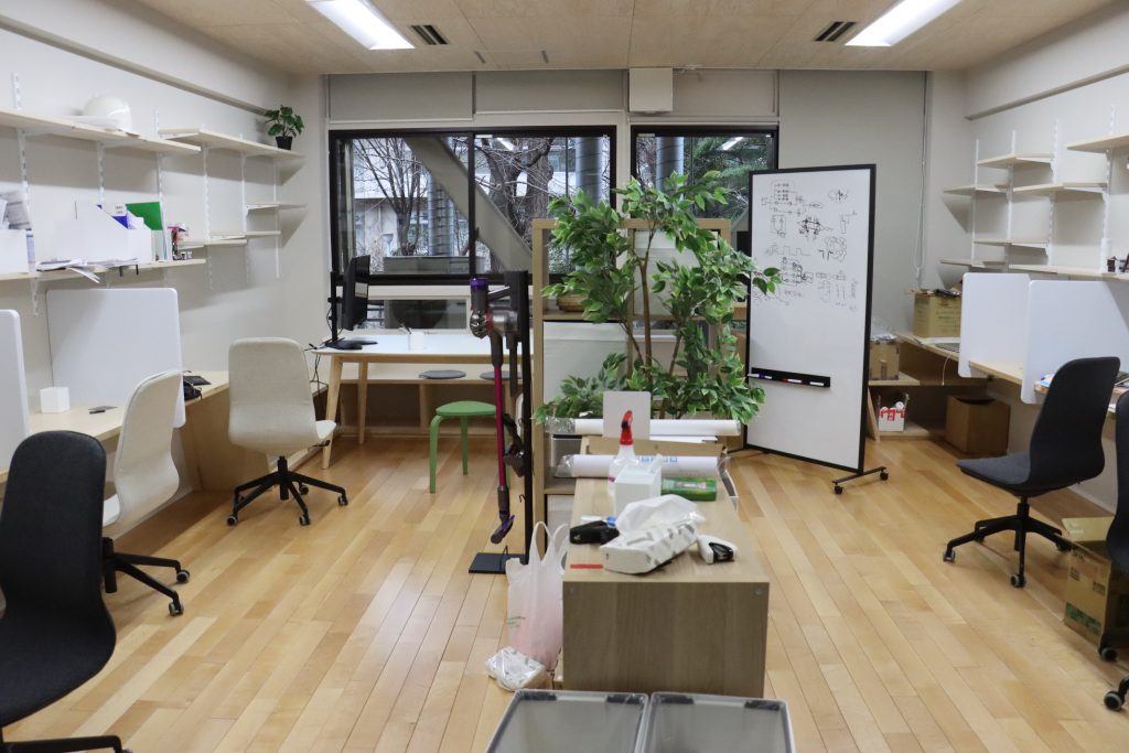 竹内研の学生居室。共同研究を行う中央住宅（ポラス）の協力を得て、天井を含めて木を多く用いた住居に近い作りにした（撮影・清水琉生）
