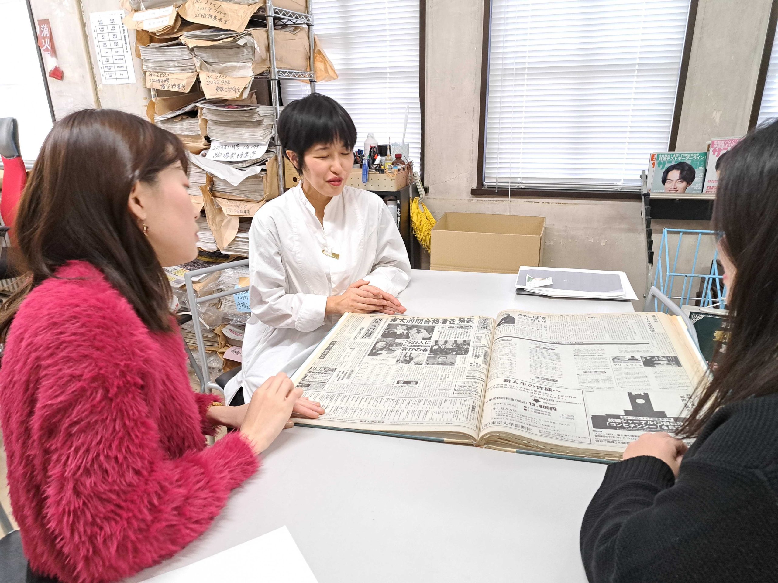 座談会の様子。東大新聞の部室で、過去の紙面をめくりながら行われた