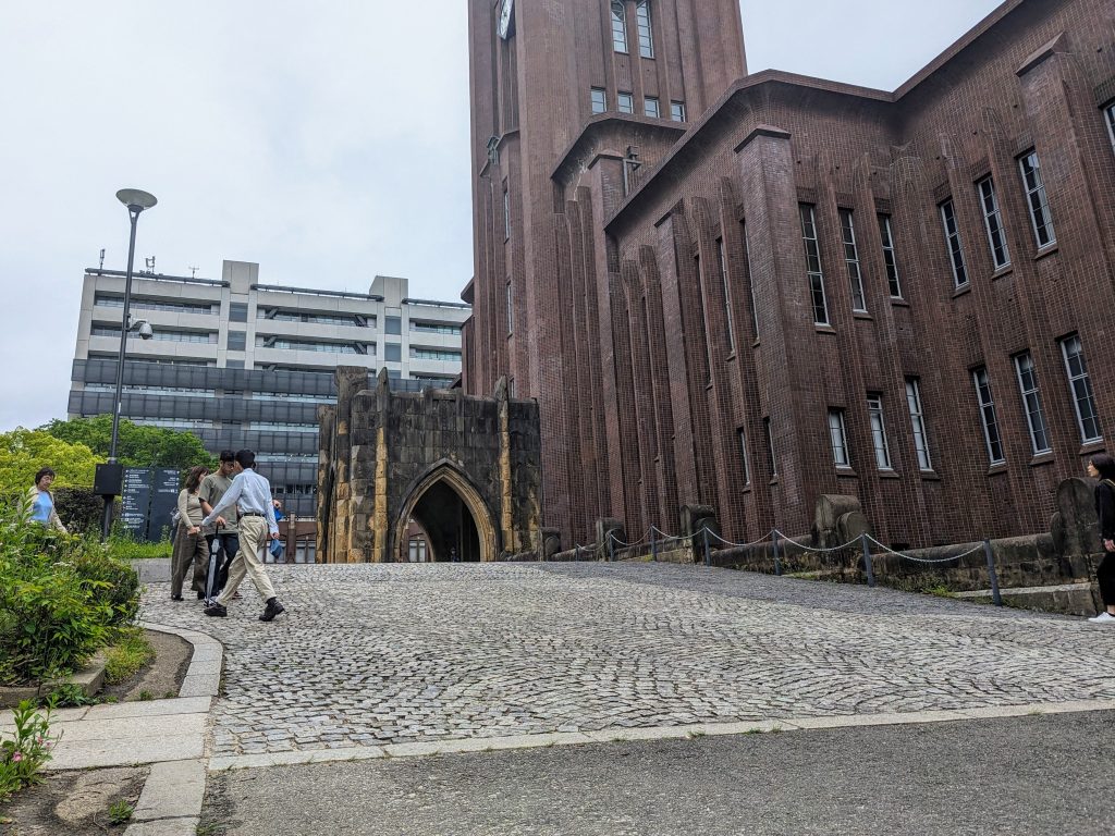 安田講堂前の坂道。路面には凹凸が多く、車いすが通行するのは難しい（東京大学新聞社撮影）