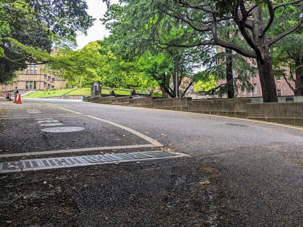 地形のためキャンパス内には急な坂道が多く見られる（東京大学新聞社撮影）