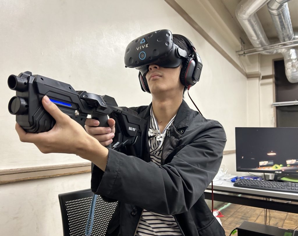 UT-virtualの会員がVRゴーグルをつけている