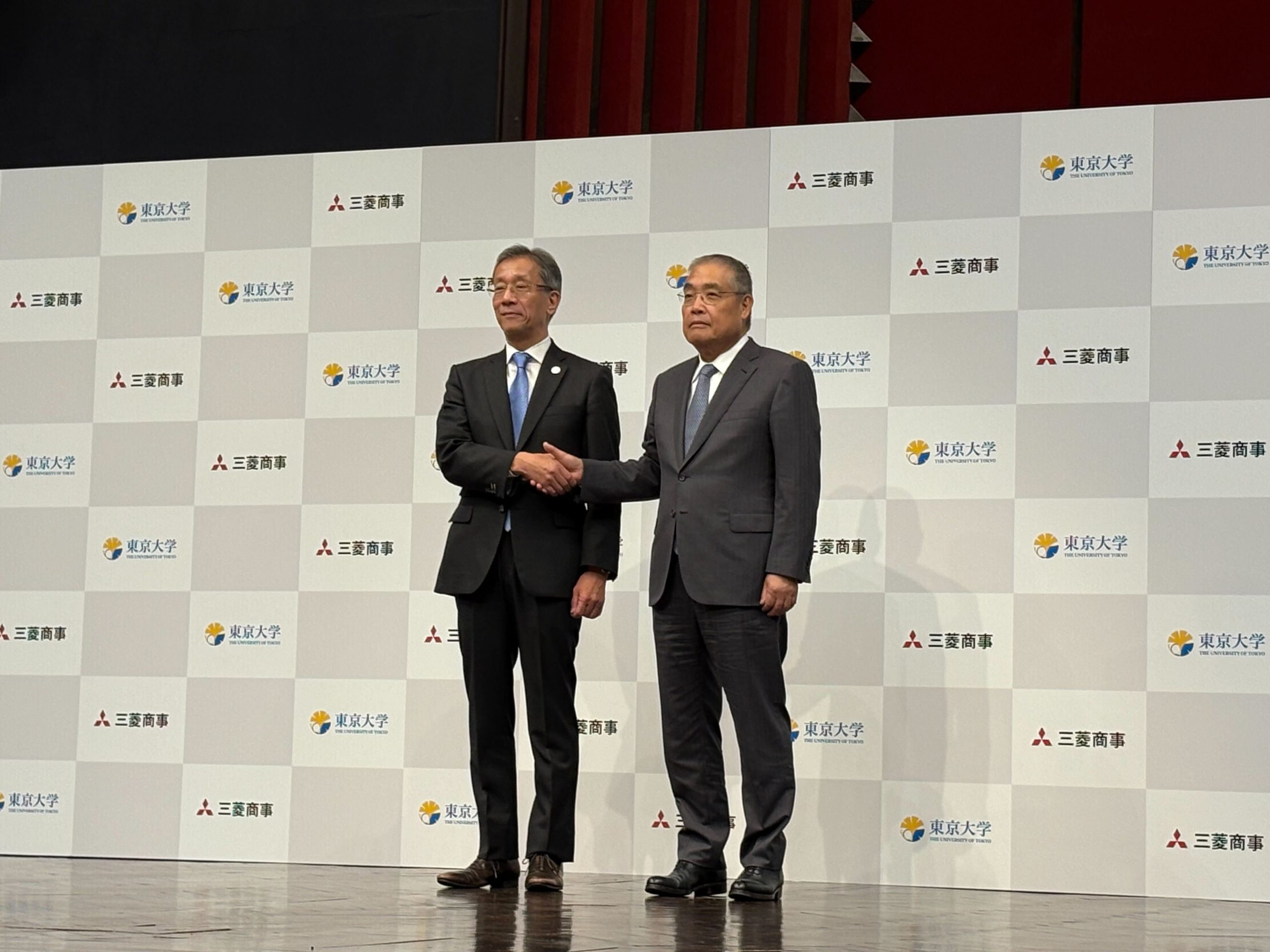 握手を交わす、藤井輝夫総長(左)と三菱商事の中西勝也社長(右)(撮影・高橋柚帆)