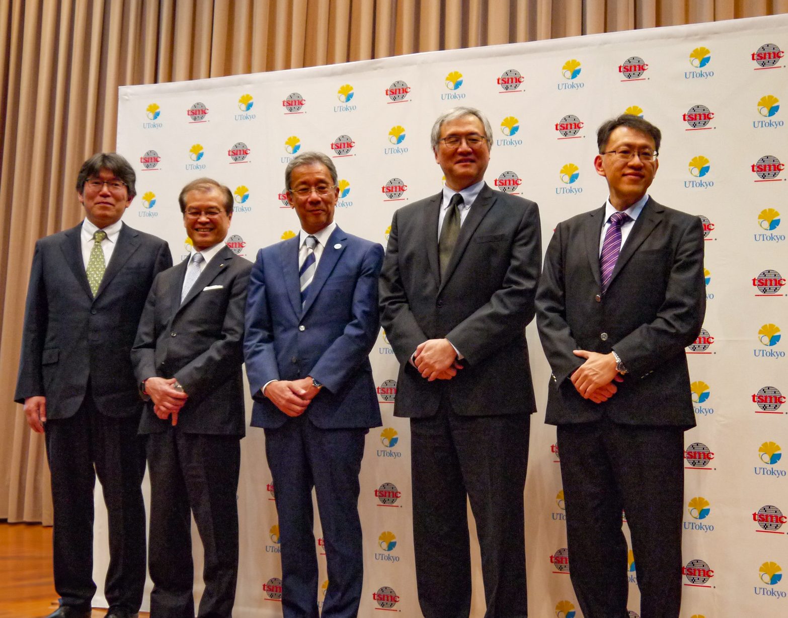 記者会見に臨む藤井総長(中央)ら