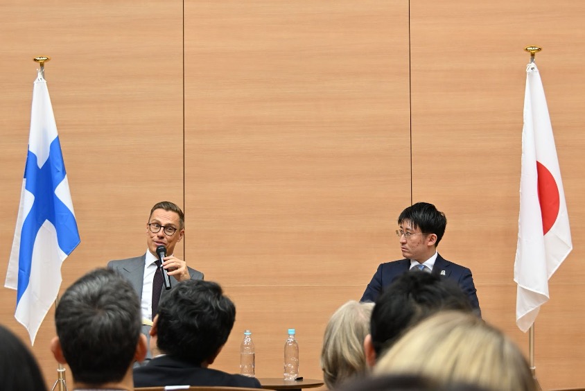 President Stubb (left) answer questions from the audience, Moderator Akira Igata translates questions in to English