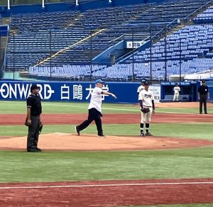 始球式でボールを投じる岡村氏