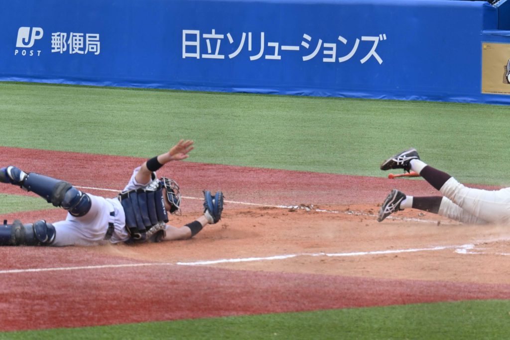 本塁に突入してきた二塁走者を刺す捕手・杉浦海大（法・4年）