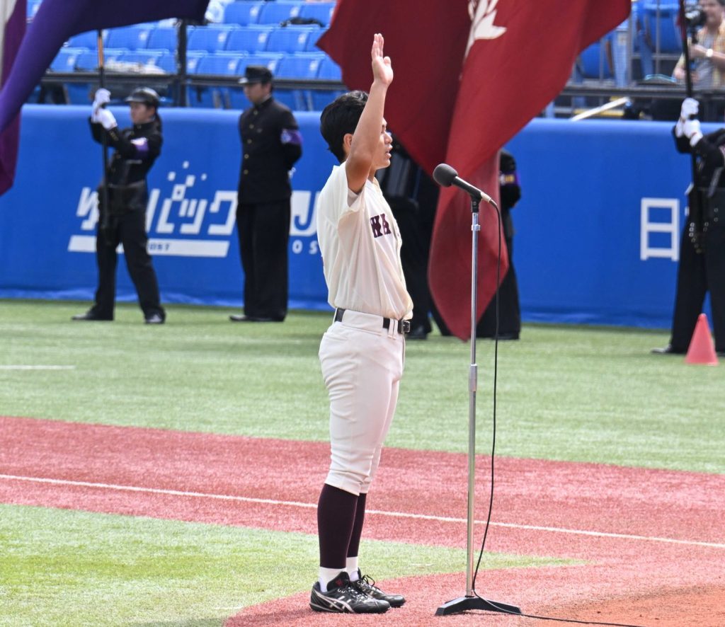 開会式で選手宣誓をする早大の小澤周平主将
