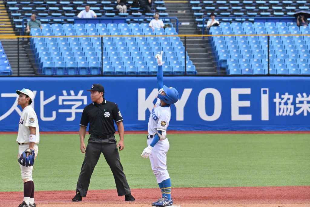 5回表、勝ち越しとなる適時二塁打を放ち塁上で喜びを表現する樋口航介（理Ⅰ・2年）