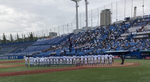 試合が終わり整列する両校の選手