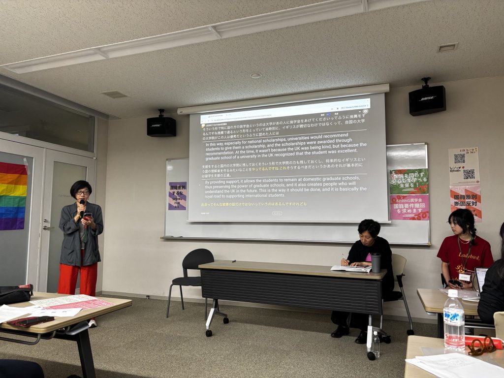 教室で演説をする教授（左）とメモを取る学生ら（右）の写真