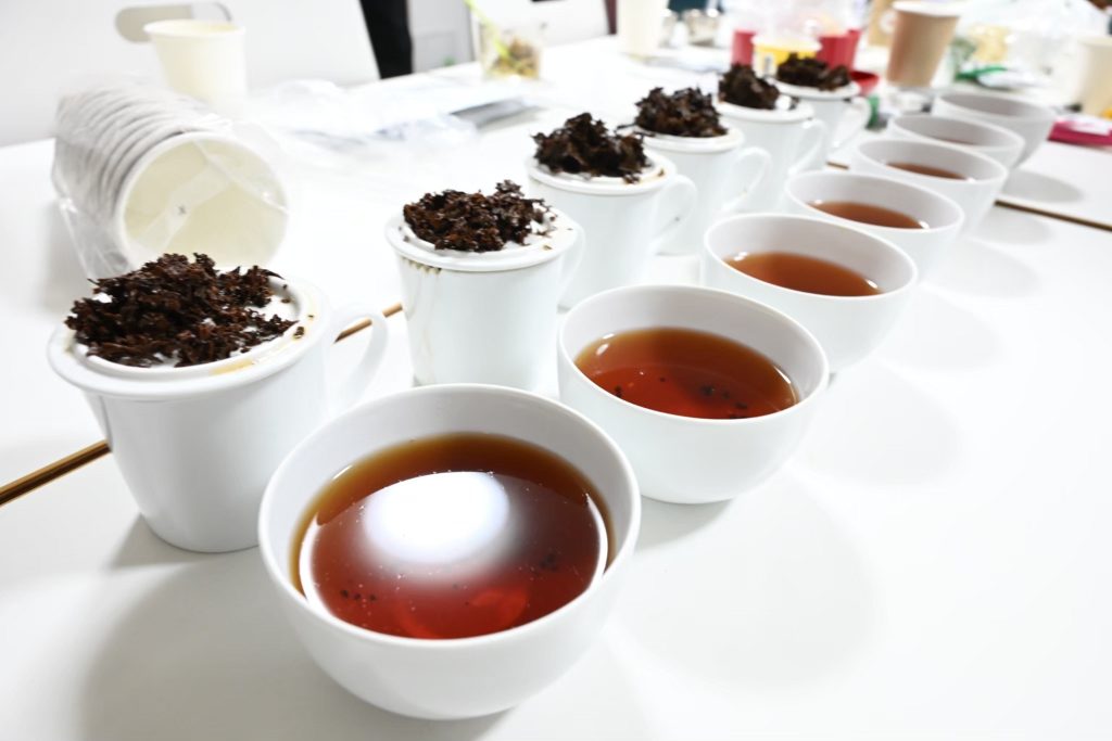 紅茶の並べられた机