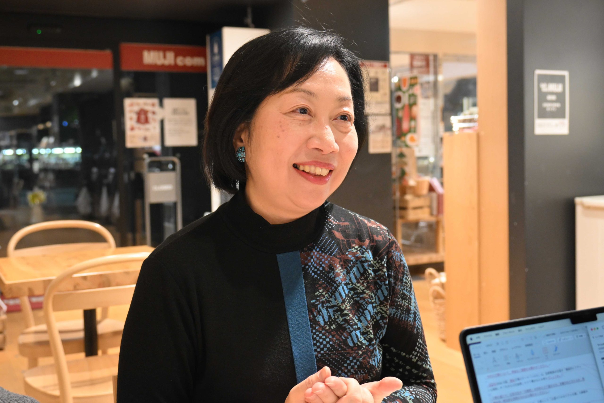 インタビューを受ける佐野真由子教授