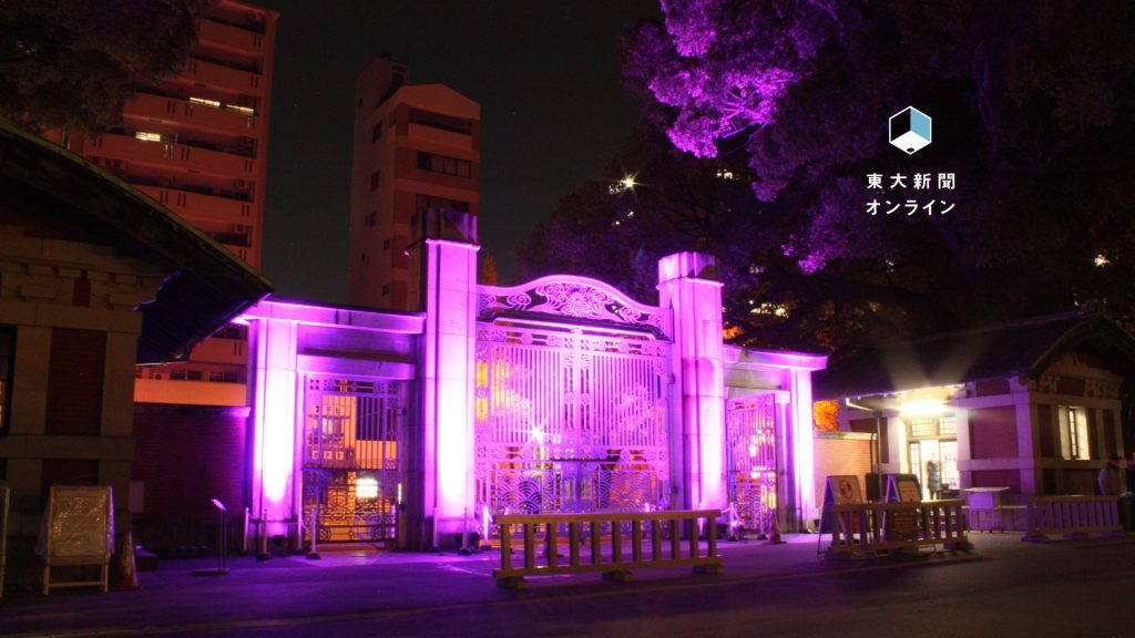 紫色に照らされた正門
柱だけでなく梁まで照らされている。