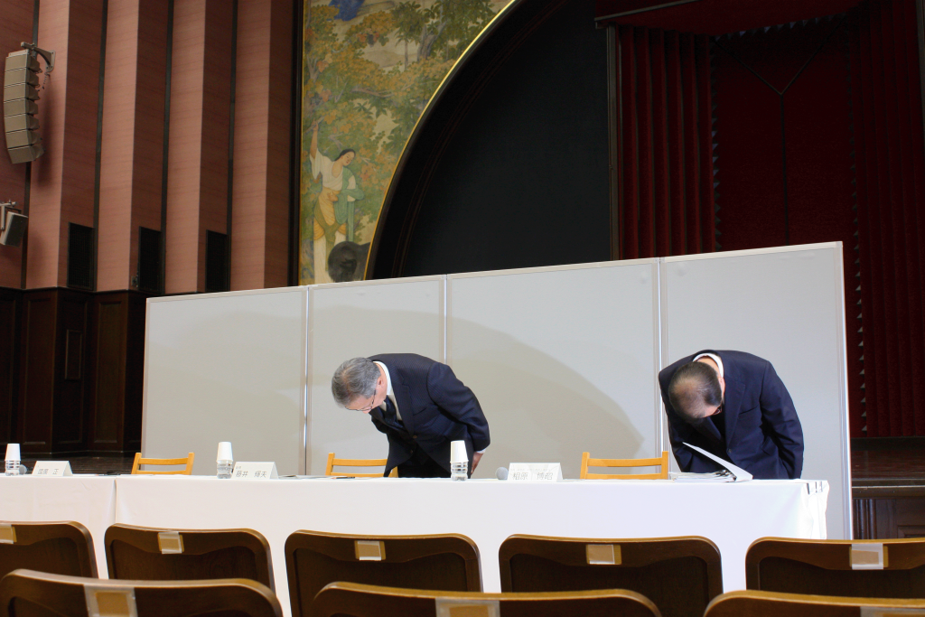 安田講堂で謝罪する藤井輝夫総長と相原理事副学長