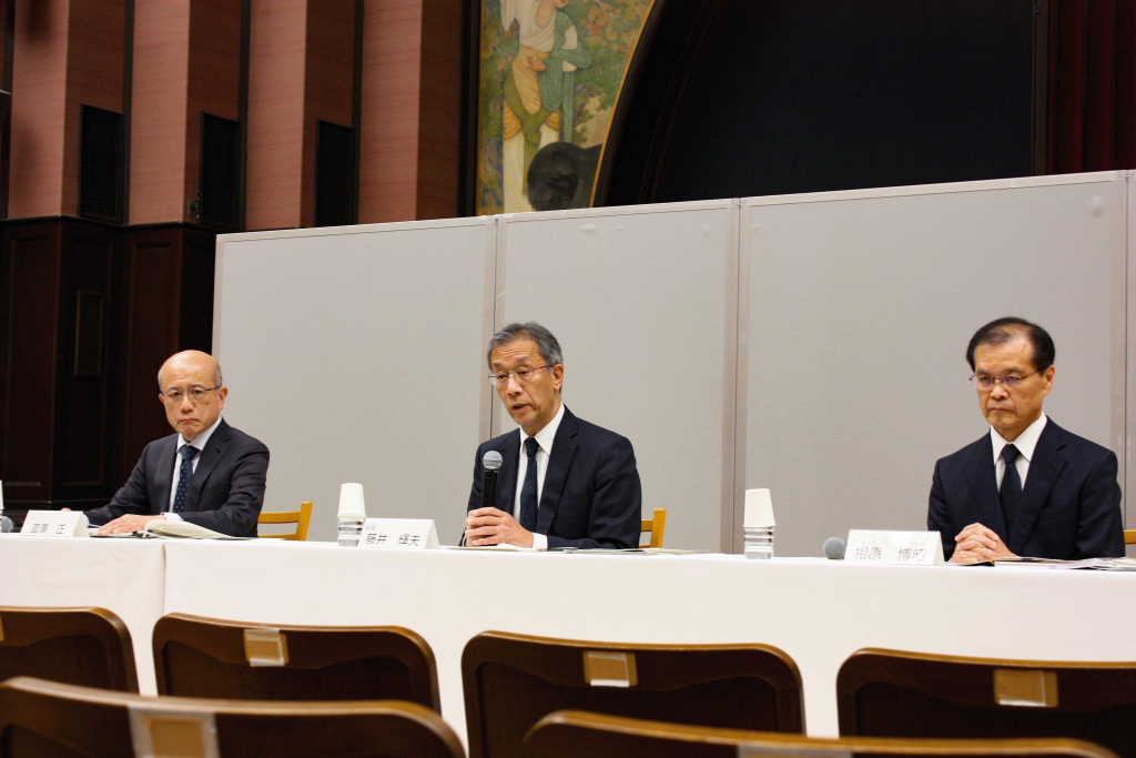 藤井輝夫総長が説明をしていて、相原理事・副学長、國廣正弁護士が両脇に座っている