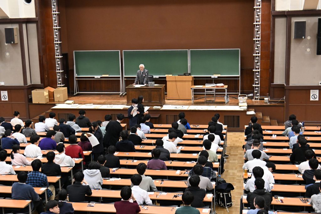 試験開始を待つ学生たち