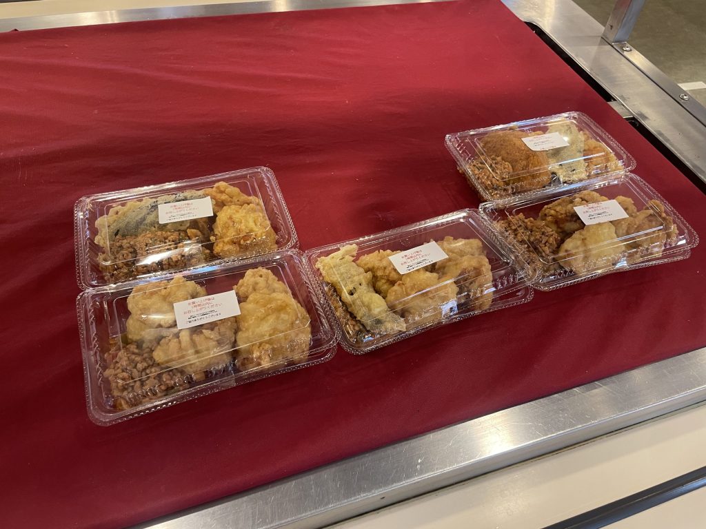 揚げ物の入ったパックが並べられている